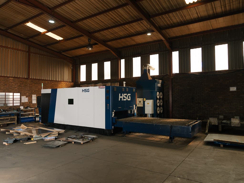 Operator at the laser cutting machine controls