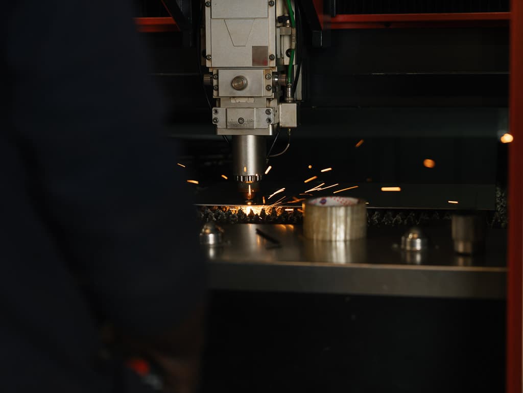 Laser cutting head firing on the sheet bed