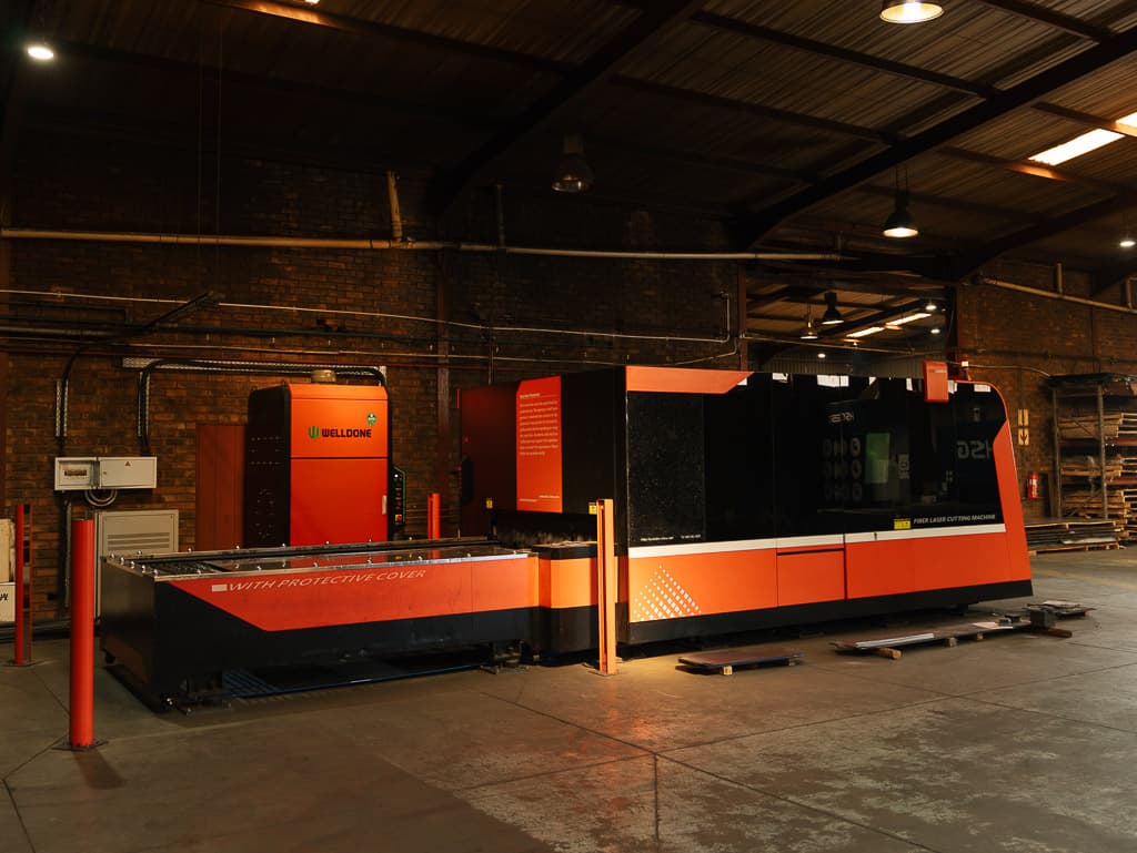 Fibre laser cutting system with dust extraction